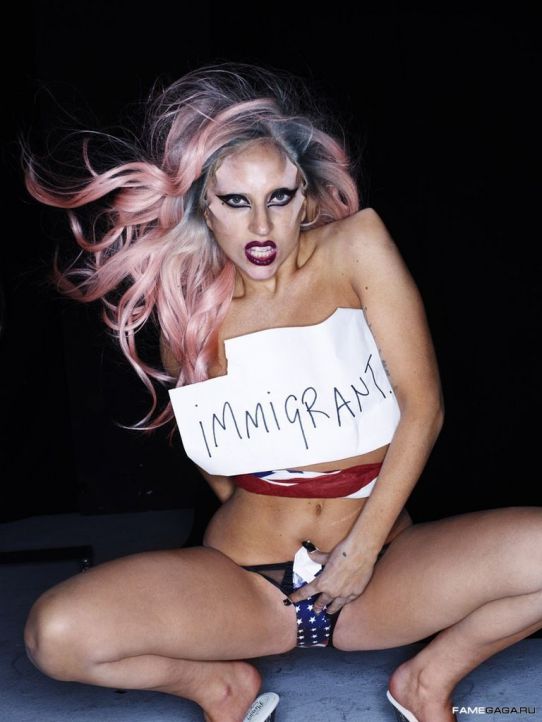 Леди Гага снялась обнаженной для обложки глянцевого журнала