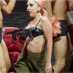 Леди Гага шокировала всех бюстгальтером с автоматами