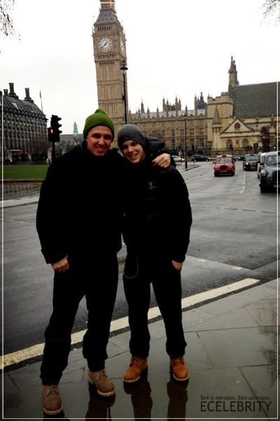 Игорь Верник гуляет с сыном по Лондону