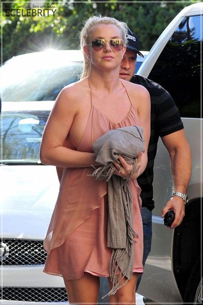 Бритни Спирс сверкает грудью в откровенном платье