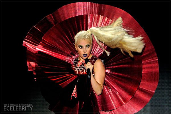 Леди Гага отменила тур из-за операции на бедре