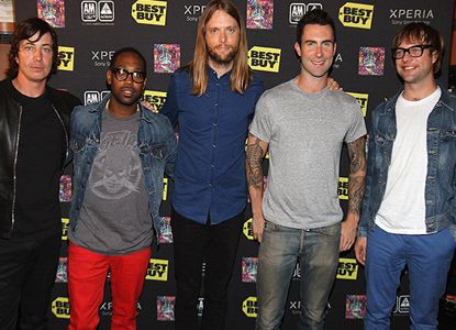 Maroon 5 празднуют выход нового альбома «Overexposed»