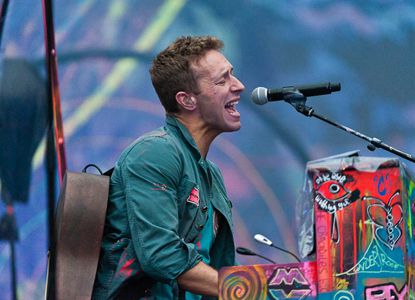 Вокалист Coldplay Крис Мартин расцеловал жену прямо во время концерта!