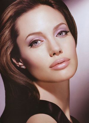 Анджелина Джоли выпустила собственную коллекцию украшений
