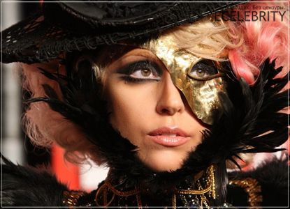 Леди Гага устроила бал-маскарад в честь духов
