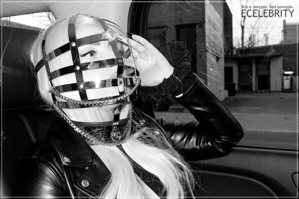 Леди Гага надела на голову смешную маску-клетку