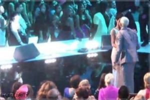 Поцелуй Рианны и Криса Брауна на MTV VMA